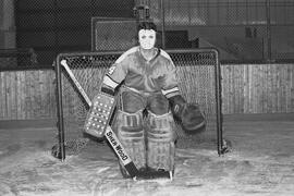 Paul-André Touzin dans son équipement de gardien de but à Lebel-sur-Quévillon