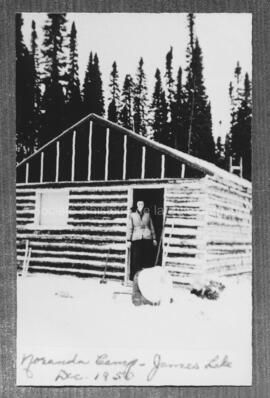 Joyce Oakley au campement de Noranda au lac James en décembre 1950.