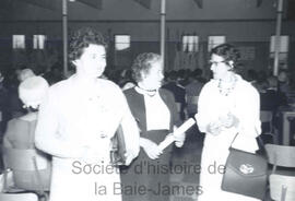 Trois femmes lors d'une réception