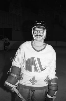 Joueuse de Hockey déguisée en homme à Lebel-sur-Quévillon