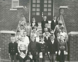 Jeunes garçons à l'entrée principale du Collège St-Marcel.