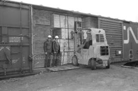 Des travailleurs de la compagnie des Produits forestiers Saucier à Lebel-sur-Quévillon