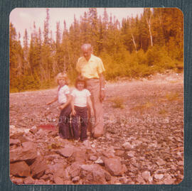 Nelson Bidgood et ses petites-filles Alana et Sandi au lac Antoinette.