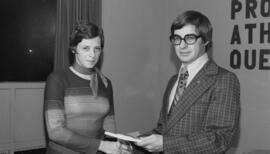 Un des athlètes recevant un prix à la soirée SPAQ de Lebel-sur-Quévillon