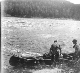2 hommes, un canot et des rapides [descente pour un portage ?]
