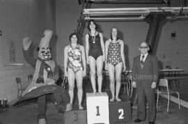 Podium de nageuses avec la mascotte aux finales des Jeux du Québec à Chapais