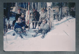 Camp de forage de la mine Henderson 1 en 1957. Photo de l’équipe d’arpentage où apparaissent John...