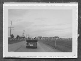 Auto sur la route de Roberval en juillet 1951.