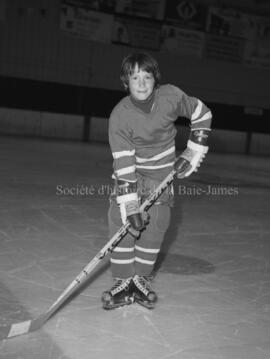 Joueur de hockey posant pour des posters de hockey