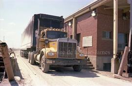 Camion de bois à l’extérieur de l’usine Domtar à Lebel-sur-Quévillon