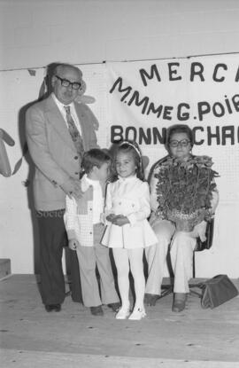 M. et Mme Poirier avec deux enfants lors de leur départ de Lebel-sur-Quévillon