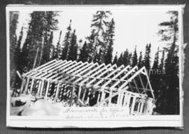 Construction du bureau de la mine Adnor en 1952.