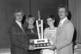 Deux hommes et deux femmes avec un trophée au banquet de clôture de la saison de la ligue Nordair