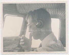 Thomas Fecteau dans le cockpit d'un DC3, co-pilote avec André Roy