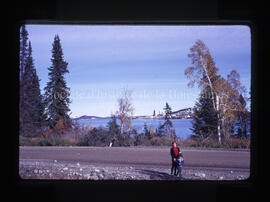 Enfants au lac Doré avec mine Campbell derrière à l’automne