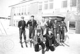 Jeunes devant une école.