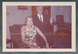 Ray et Joyce Wilkie au début des années 1960. Ray Wilkie est propriétaire d’un laboratoire d’essa...