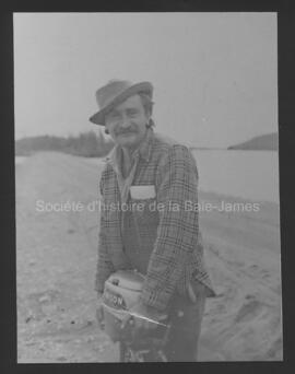 Joe Chibougamau sur une jetée (causeway) au lac aux Dorés.