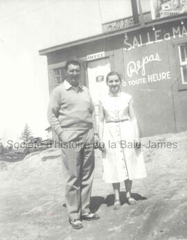 Colombe Truchon et Georges Bourque devant un restaurant