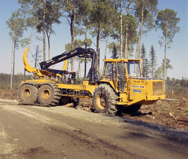 Machinerie de Domtar en forêt à Lebel-sur-Quévillon