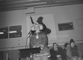 Un homme sur une scène aux finales des Jeux de Québec à Chapais