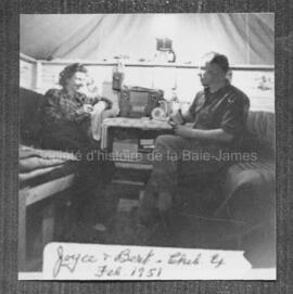 Bert et Joyce Oakley dans leur tente à la mine Chibougamau Explorers en 1951.