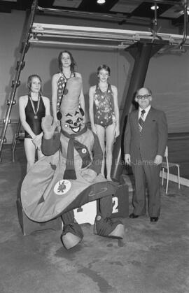 Podium de nageuses avec la mascotte aux finales des Jeux du Québec à Chapais