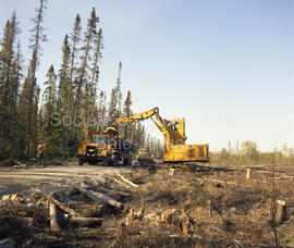 Machineries de Domtar en forêt à Lebel-sur-Quévillon