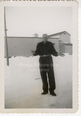 Un homme [non identifié]