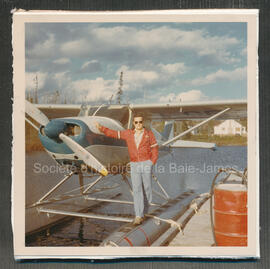 Chick Bidgood à la mine Jaculet près de l’avion Cessna 180 CFJIW qu’il pilote pour la mine Merril...