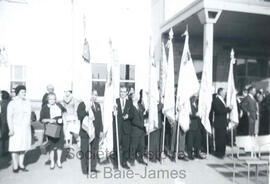 Personnes ayant des drapeaux à la main