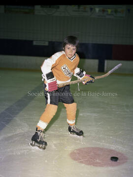Joueur de hockey posant pour des posters de hockey