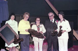 Groupe de personnes pour le départ de M. et Mme Poirier de Lebel-sur-Quévillon