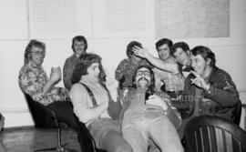 Groupe d’homme lors les la partie entre les Flames et le Domtar