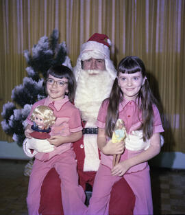 Enfants de Donald Beaulne avec le Père-Noël à Lebel-sur-Quévillon