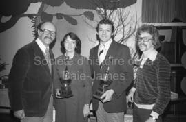 Groupe de personnes à la soirée du festival de l’orignal [de Val-d’Or?]