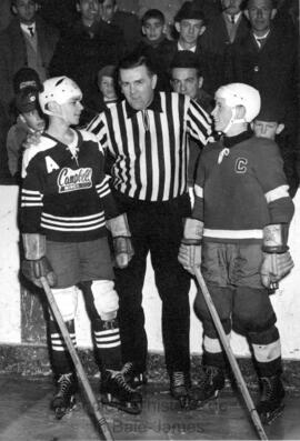 Joueurs de hockey avec l’invité d'honneur du Festival du hockey mineur de Chibougamau, Maurice Richard, joueur des Canadiens de Montréal