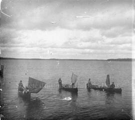 Canots munis de voiles, sur un lac