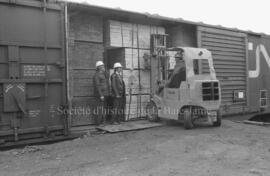 Des travailleurs de la compagnie des Produits forestiers Saucier à Lebel-sur-Quévillon