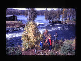 Enfants et pêcheur au rapide du Rainbow Lodge à l’automne