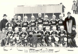 Équipe de hockey avec le frère Clément, Larose, Bill Faucault et Marcel Poitras