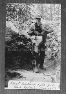 Bert Oakley lors d’activités de forage à la mine Chibougamau Explorers en mars 1951.