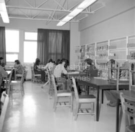 Groupe d’élèves à la bibliothèque de l’école J.A. Tremblay