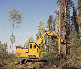 Machinerie de Domtar en forêt à Lebel-sur-Quévillon