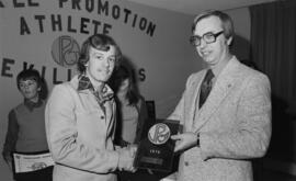 Un des athlètes recevant un prix à la soirée SPAQ de Lebel-sur-Quévillon