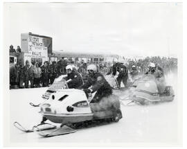 Des coureurs sur le piste devant une foule