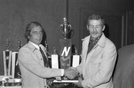 Deux hommes avec un trophée au banquet de clôture de la saison de la ligue Nordair