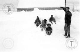Christiane Nadeau, Steve, Suzie, Deborah et Jim Wilson dans la neige avec le chien Bootsie.