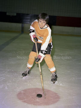 Joueur de hockey posant pour des posters de hockey