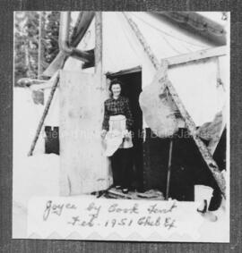 Joyce Oakley dans la tente-cuisine au campement de Chibougamau Explorers en 1951.